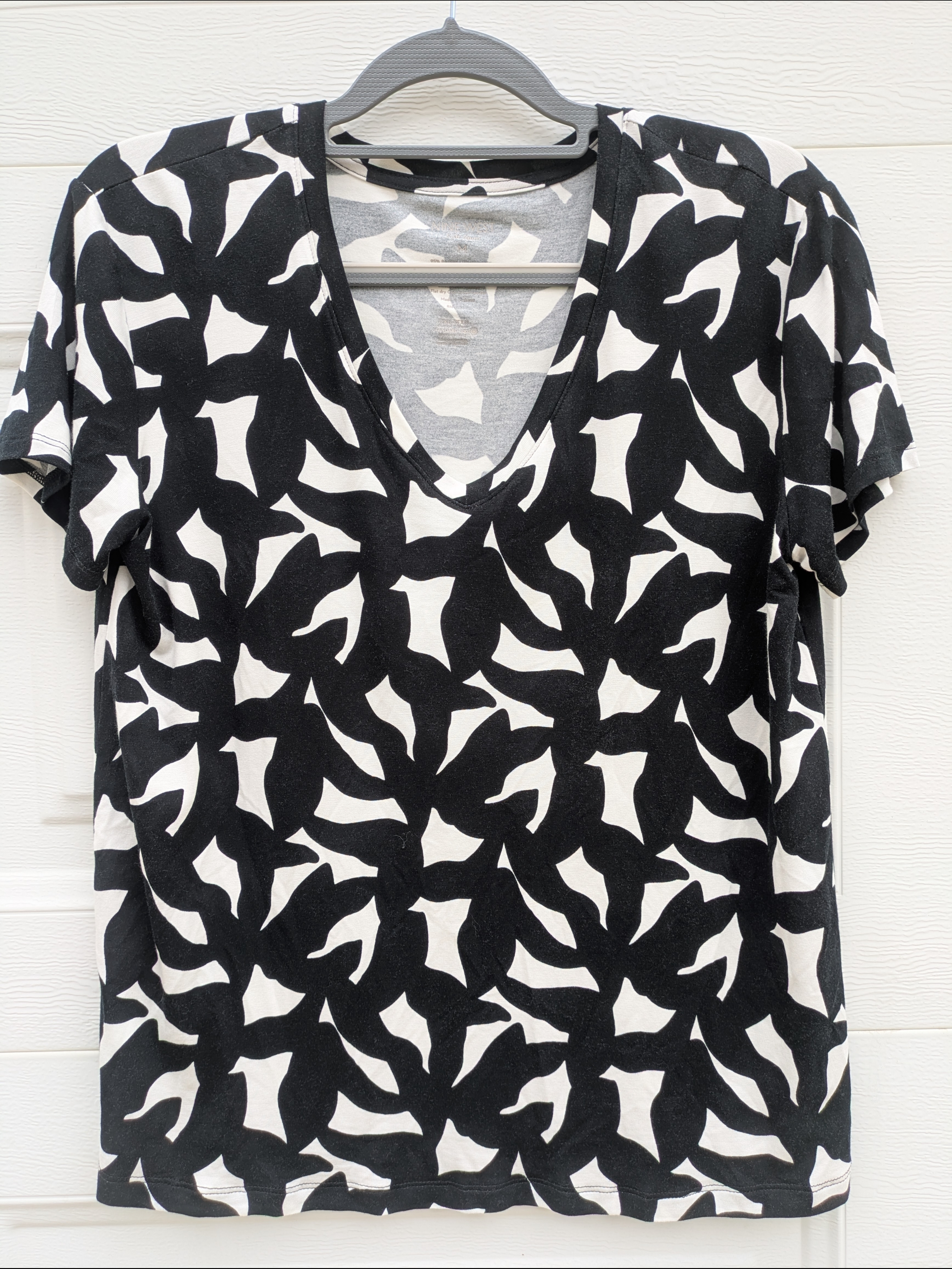 Nine West Black And White Abstract V-Neck Tee, Medium
